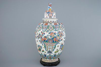 Een geribbelde Delftse dekselvaas in Kashmir palet, ca. 1700