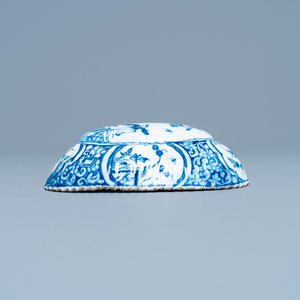 Een geribde blauw-witte Delftse borstelrug met chinoiserie decor, 18e eeuw — foto 4