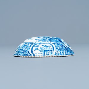 Een geribde blauw-witte Delftse borstelrug met chinoiserie decor, 18e eeuw — foto 6