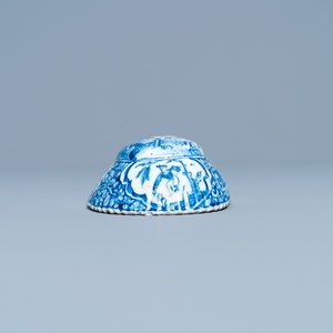 Een geribde blauw-witte Delftse borstelrug met chinoiserie decor, 18e eeuw — foto 7