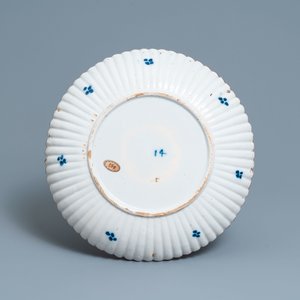 Een geribde blauw-witte Delftse chinoiserie 'draken' schotel, 18e eeuw — foto 2