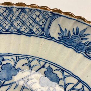 Een geribde blauw-witte Delftse chinoiserie 'draken' schotel, 18e eeuw — foto 3