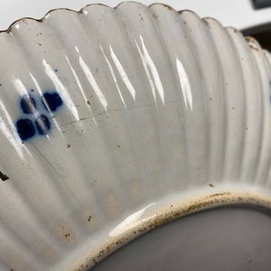Een geribde blauw-witte Delftse chinoiserie 'draken' schotel, 18e eeuw — foto 6