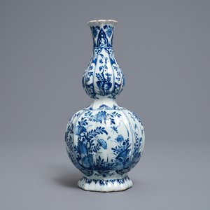 Een geribde blauw-witte Delftse knobbelvaas, begin 18e eeuw — foto 1