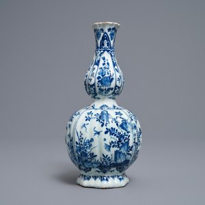 Een geribde blauw-witte Delftse knobbelvaas, begin 18e eeuw — foto 4