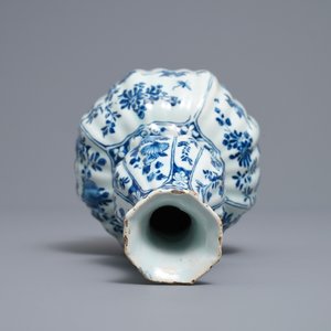 Een geribde blauw-witte Delftse knobbelvaas, begin 18e eeuw — foto 5