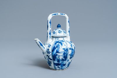 Een geribde Chinese blauw-witte theepot met deksel, Kangxi