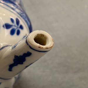 Een geribde Chinese blauw-witte theepot met deksel, Kangxi — foto 11