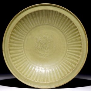 Een geribde Chinese Longquan celadon schotel, Ming — foto 1