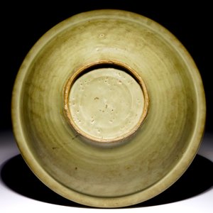 Een geribde Chinese Longquan celadon schotel, Ming — foto 2