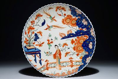 Een geribde Delftse doré schotel met chinoiseriedecor van figuren, vroeg 18e eeuw