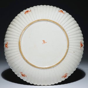 Een geribde Delftse doré schotel met chinoiseriedecor van figuren, vroeg 18e eeuw — foto 2