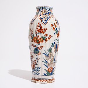 Een geribde Delftse vaas in kasjmier palet met vogels en bloemen, ca. 1700 — foto 1