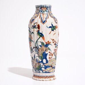 Een geribde Delftse vaas in kasjmier palet met vogels en bloemen, ca. 1700 — foto 3