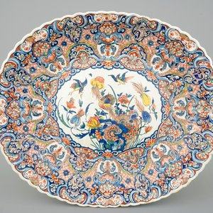 Een gerribeld polychroom Delfts bassin in Kashmir palet, ca. 1700 — foto 1