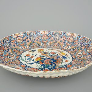 Een gerribeld polychroom Delfts bassin in Kashmir palet, ca. 1700 — foto 3