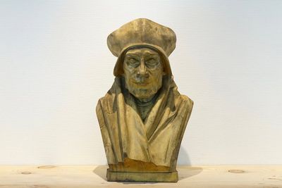 Een geschilderde houten buste van een edelman, 19/20e eeuw, Brugge