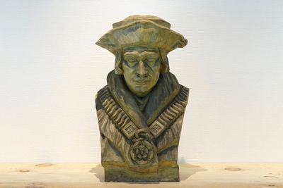 Een geschilderde houten buste van een edelman, 19/20e eeuw, Brugge