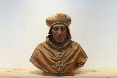 Een geschilderde houten buste van een edelman, 19/20e eeuw, Brugge