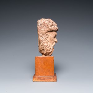Een gesculpteerd stenen hoofd van een bebaarde man, 15/16e eeuw — foto 3