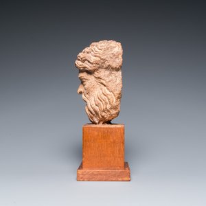 Een gesculpteerd stenen hoofd van een bebaarde man, 15/16e eeuw — foto 5