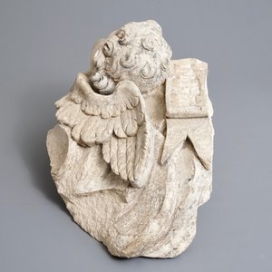 Een gesculpteerd zandstenen fragment van een engelenkop met vleugel, 17/18e eeuw — foto 4