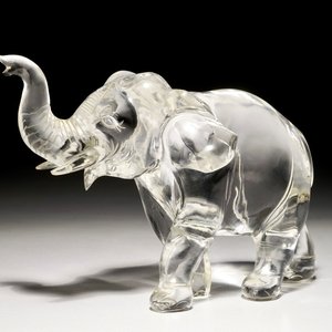 Een gesigneerd Chinees model van een olifant in bergkristal gesculpteerd, 19/20e eeuw — foto 1
