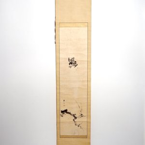 Een gesigneerde Chinese rolschildering op papier met vogels boven een tak, 19/20e eeuw — foto 1