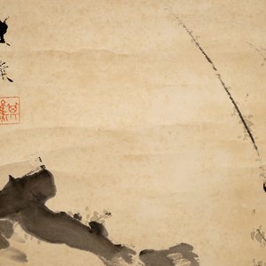 Een gesigneerde Chinese rolschildering op papier met vogels boven een tak, 19/20e eeuw — foto 4