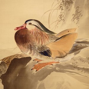 Een gesigneerde Chinese rolschildering op zijde met een mandarijn eend, 19/20e eeuw — foto 4