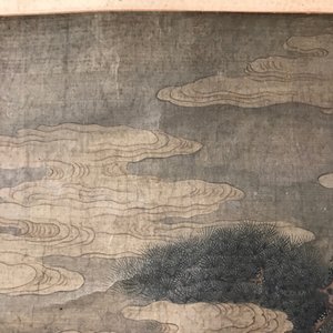Een gesigneerde Chinese rolschildering op zijde met een tuinscène, 18/19e eeuw — foto 32