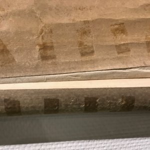 Een gesigneerde Chinese rolschildering op zijde met een tuinscène, 18/19e eeuw — foto 35