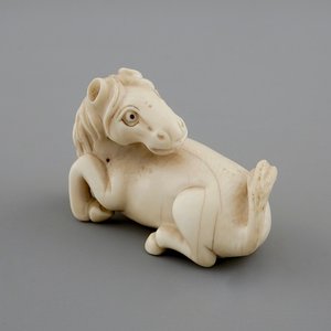 Een gesigneerde Japanse ivoren netsuke van een paard, 19e eeuw — foto 1
