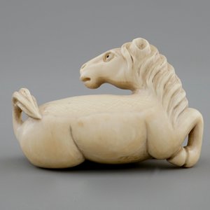 Een gesigneerde Japanse ivoren netsuke van een paard, 19e eeuw — foto 5