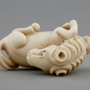 Een gesigneerde Japanse ivoren netsuke van een paard, 19e eeuw — foto 8