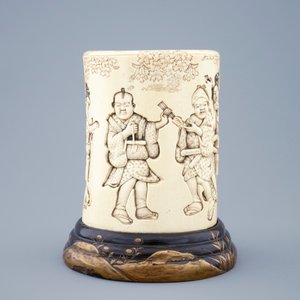 Een gesigneerde Japanse ivoren penselenpot op een gelakte en vergulde basis, Meiji, 19e eeuw — foto 2