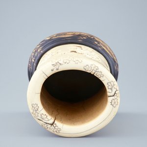 Een gesigneerde Japanse ivoren penselenpot op een gelakte en vergulde basis, Meiji, 19e eeuw — foto 6