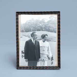 Een gesigneerde zwart-witfoto van de Japanse keizer Hirohito en keizerin Nagako, jaren '70 — foto 2