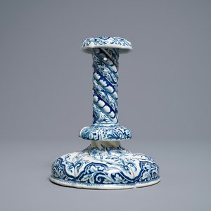 Een getorste blauw-witte Delftse kandelaar, eind 17e eeuw — foto 1