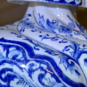 Een getorste blauw-witte Delftse kandelaar, eind 17e eeuw — foto 13