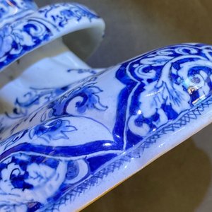 Een getorste blauw-witte Delftse kandelaar, eind 17e eeuw — foto 14