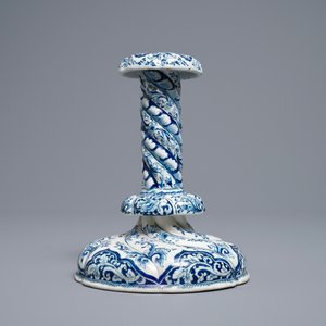 Een getorste blauw-witte Delftse kandelaar, eind 17e eeuw — foto 4