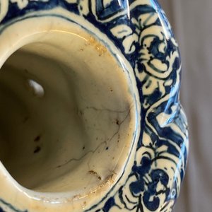 Een getorste blauw-witte Delftse kandelaar, eind 17e eeuw — foto 7