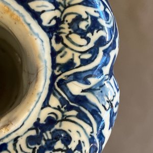 Een getorste blauw-witte Delftse kandelaar, eind 17e eeuw — foto 8