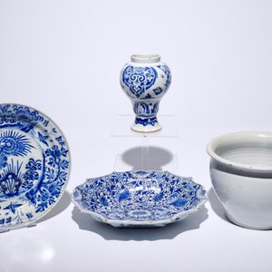 Een gevarieerd lot blauw-wit aardewerk, Delft en Rouen, 18e eeuw — foto 2