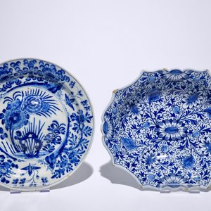 Een gevarieerd lot blauw-wit aardewerk, Delft en Rouen, 18e eeuw — foto 3