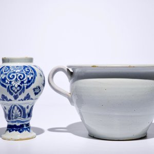 Een gevarieerd lot blauw-wit aardewerk, Delft en Rouen, 18e eeuw — foto 5