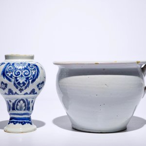 Een gevarieerd lot blauw-wit aardewerk, Delft en Rouen, 18e eeuw — foto 7