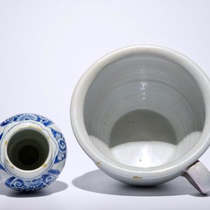 Een gevarieerd lot blauw-wit aardewerk, Delft en Rouen, 18e eeuw — foto 9