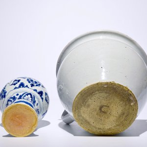 Een gevarieerd lot blauw-wit aardewerk, Delft en Rouen, 18e eeuw — foto 10
